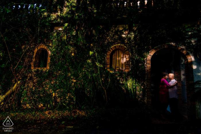 Hacienda Siesta Alegre, PR-Fotograf vor der Hochzeit in Rio Grande: Ein Licht über ein Paar, um die Aufmerksamkeit auf die Rahmung zu lenken.