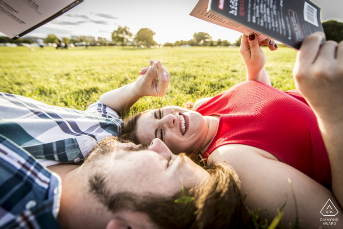 Fotógrafo de compromiso de Gravelly Point Park, Arlington, VA: la pareja repasando su francés y español para su luna de miel