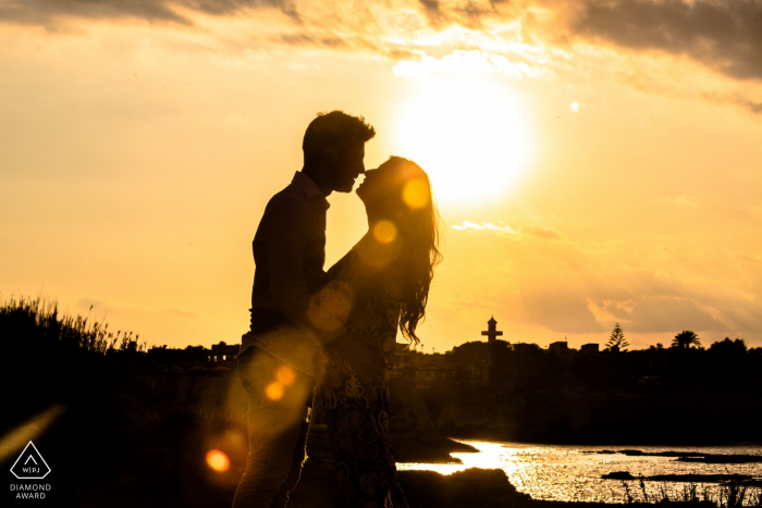 Siracusa-Liebessaison - Verlobung, Fotoshooting vor der Hochzeit bei Sonnenuntergang am Wasser