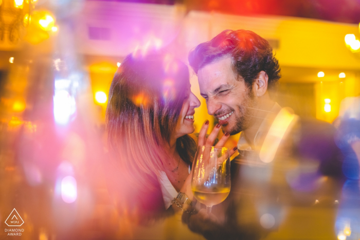 Trapani-Liebe während eines Verlobungsfotoshootings beim Abendessen.