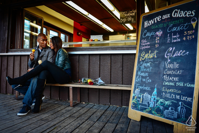 Marché Atwater, séance de fiançailles à Montréal avec un couple dégustant une glace ensemble lors de leur séance photo de fiançailles