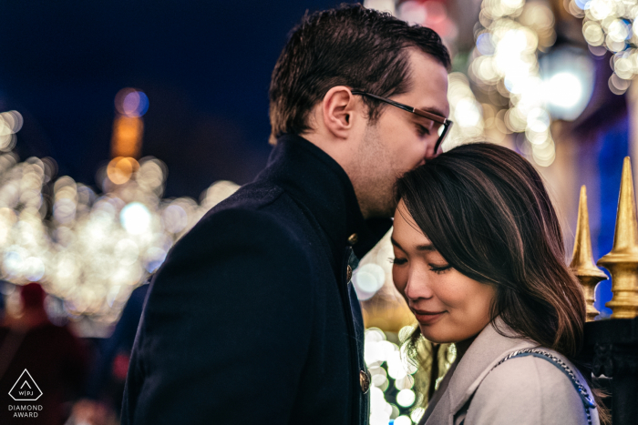 Sessão de retrato de noivado para um casal à noite na Avenue Montaigne, Paris