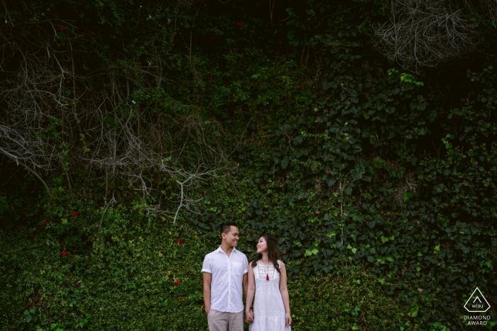 Corona del Mar State Beach, CA séance d'engagement | Le bonheur est votre meilleur ami, l'amour et un grand mur de lierre pour un fond vert