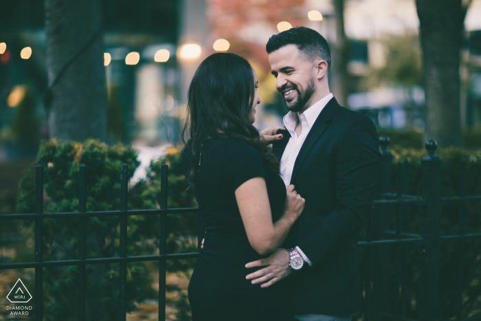 Fotografía de compromiso en el centro de Providence, Rhode Island - Pareja de pie frente al patio de un restaurante al atardecer.