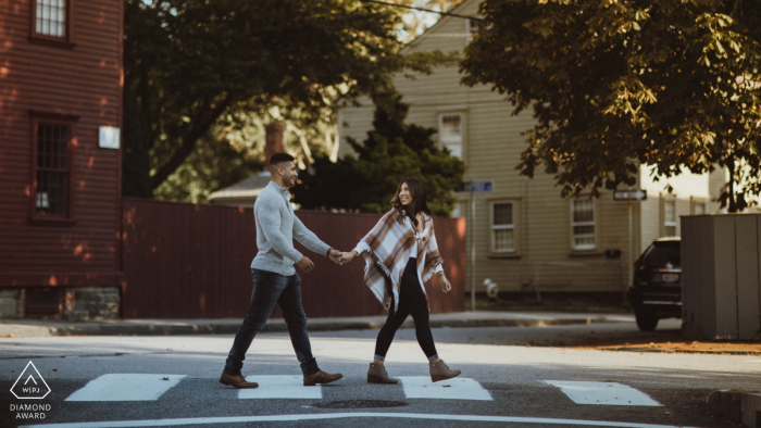 Thames Street, sesja fotografii zaręczynowej Newport Rhode Island z parą przechodzącą przez ulicę.