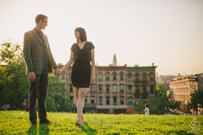 Sunset Park, Brooklyn, New York City séance photo de fiançailles.