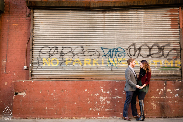 DUMBO, Brooklyn, fotógrafo de compromiso de la ciudad de Nueva York: pausa para reír mientras comentamos sobre graffiti