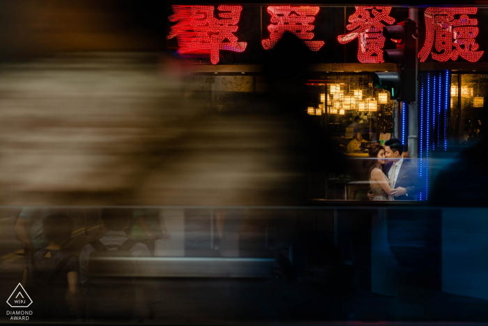 Sesión de fotos de compromiso de Hong Kong en las concurridas calles