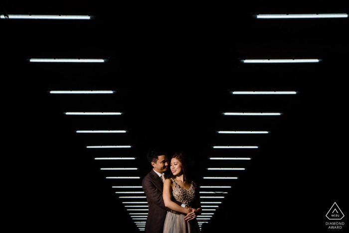 Fotógrafo de retratos de noivado em Hong Kong | Sessão de casal iluminada em cima