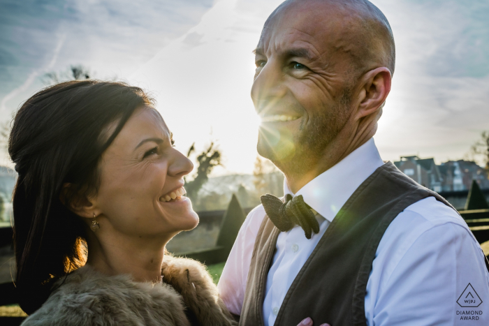 Tournage de fiançailles à Kanne avec un couple qui rit et un soleil bas