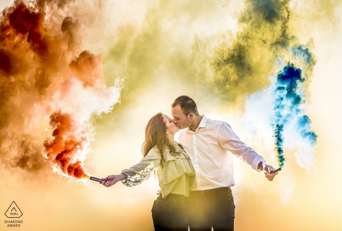 AGUILAS MURCIA engagement photography - A sunset between colored smoke 