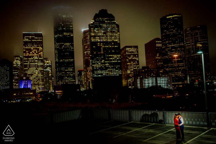 Houston, TX, USA - Paare, die eine gute Zeit mit dem Hintergrund von Houston-Stadtbild haben