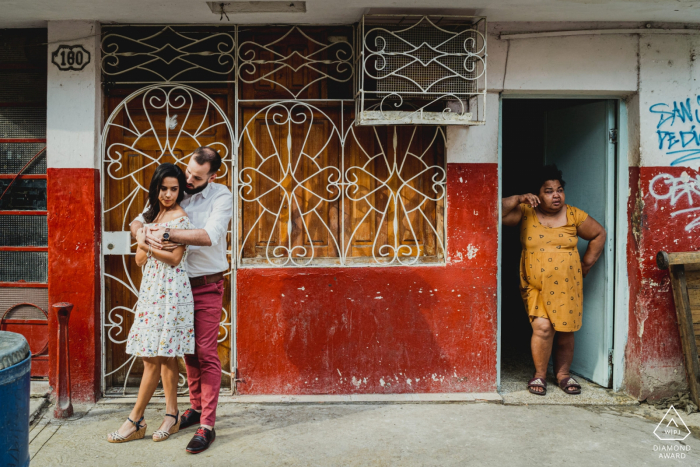 Retratos de Cuba antes de la boda en rojo | Sesión de compromiso de pareja en la ciudad