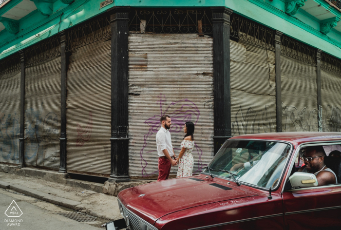 Sesión de compromiso en las calles de Cuba con autos antiguos.