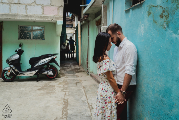 Sessão de retrato de noivado íntimo em Cuba com um casal apaixonado