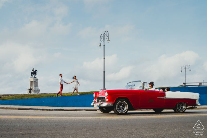 Sessão de fotos de casal antes do casamento em Cuba com carro conversível vermelho