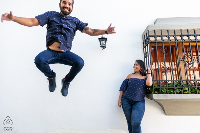 Caracas Engagment Photos of a Couple in Love with a Great Jump 