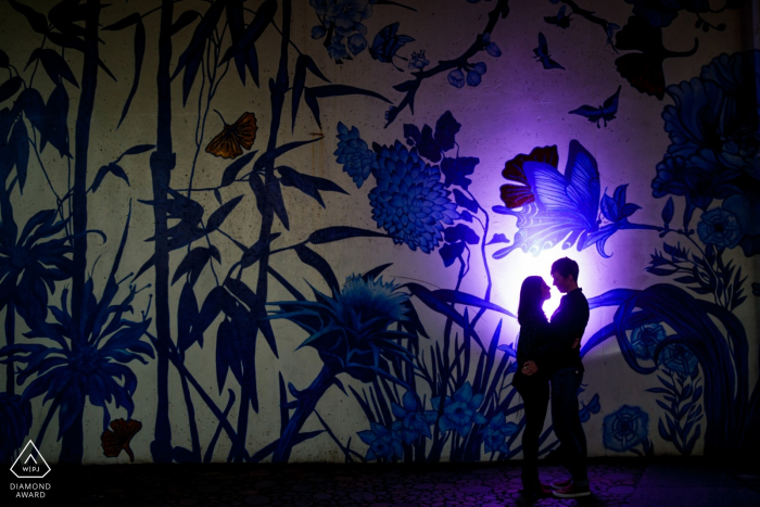 Photo by: <a href="https://www.wpja.com/photos/diamond-award-top-wedding-engagement-photographer/2579445">Victoria Sprung - Chicago Illinois ping tom park couple silhouette in front of a mural with a spot light - IL engagment photography