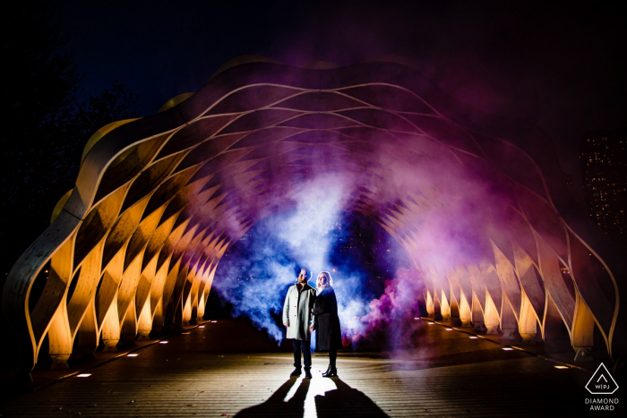 Lincoln Park, couple de Chicago et œuvres d'art - Session de fiançailles la nuit avec des lumières