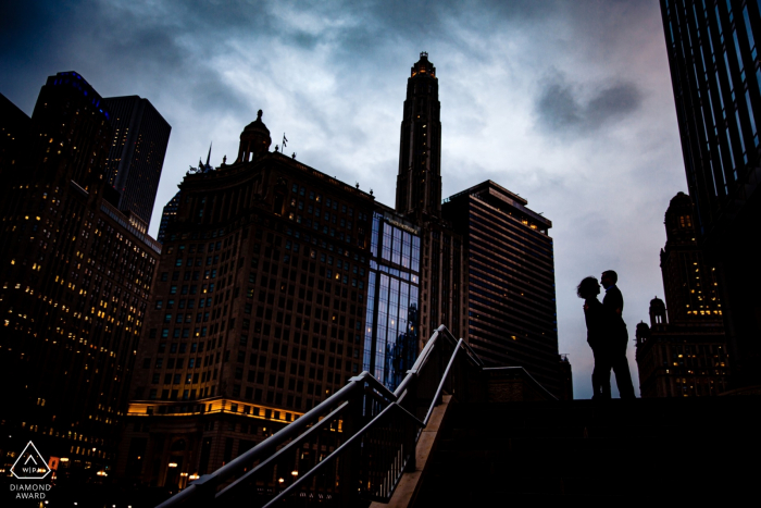 Retratos de silueta y horizonte de pareja de Chicago para fotos de compromiso