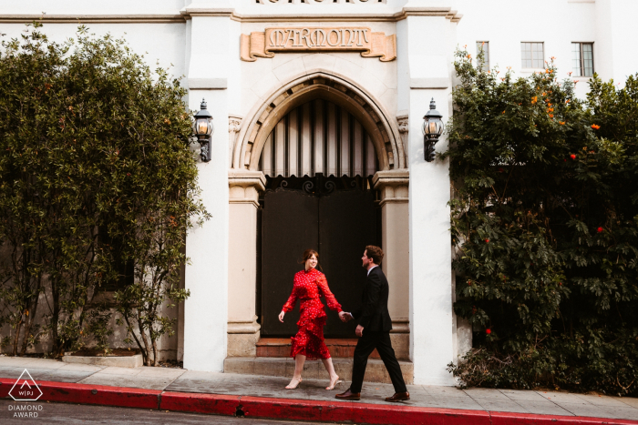 Una passeggiata a Hollywood di una coppia durante una sessione fotografica di fidanzamento.