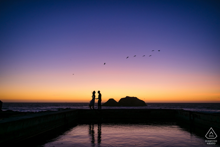 Sutro Bath Violet Hearts – Verlobungsshooting in Kalifornien bei Sonnenuntergang mit Vögeln über dem Kopf