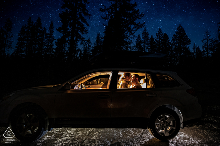 Retratos de noivado no Parque Nacional de Yosemite dentro de um carro aceso à noite - além das estrelas