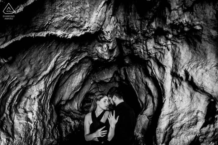 Casal durante sessão de fotos em uma caverna na ilha de Capri, Itália