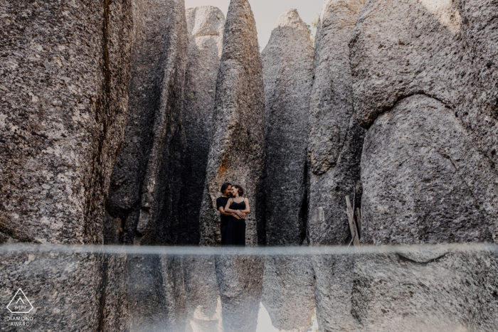 Antalya Rock Engagment Portrait mit einem Paar in schwarz gekleidet