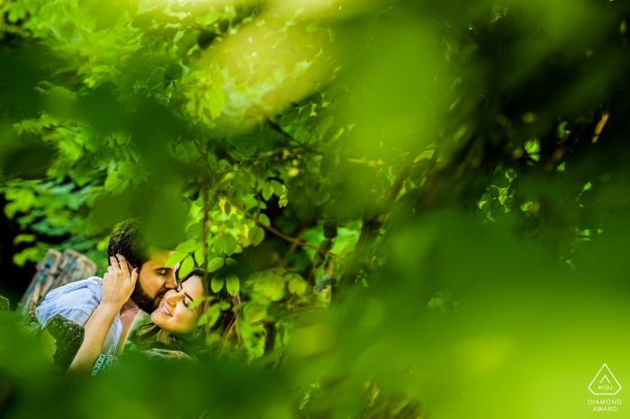 São Paulo - Joaquim Egidio couple in the trees, kissing during engagement shoot