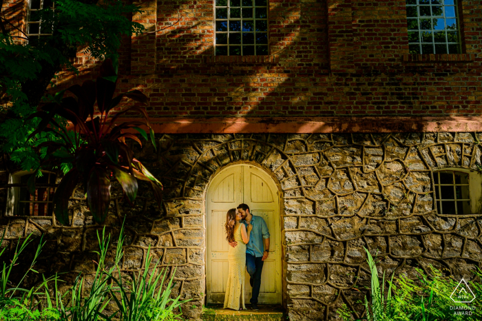 Campinas - casal de São Paulo em frente à porta, beijando-se por retratos de pré-casamento