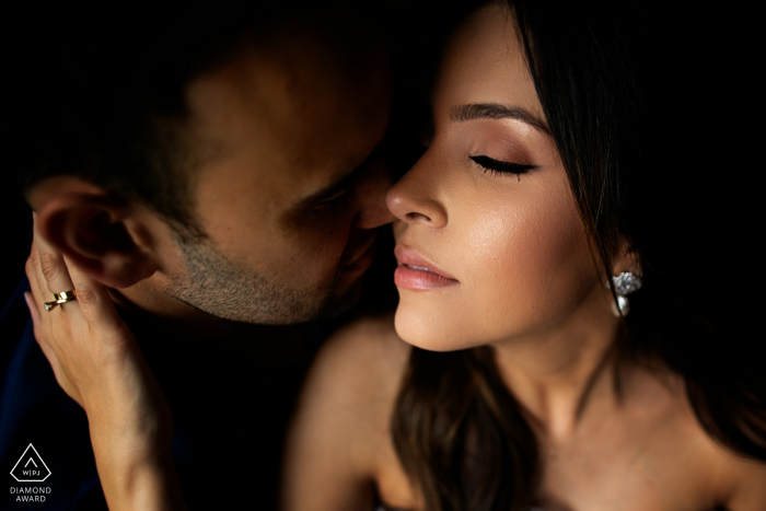 Sessão de fotos em close-up de um casal em Pirenópolis