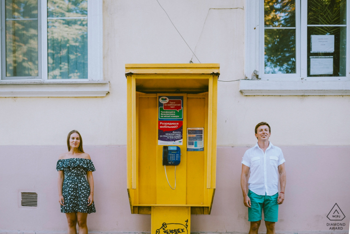 Retratos de pré-casamento de Odessa / Ucrânia - uma cabine telefônica e o casal