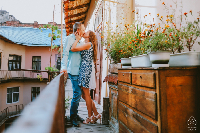 Fotografia de noivado em Lviv, Ucrânia - Um retrato do casal em uma varanda floral