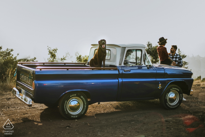 Mersin Couple, leur chien et leur magnifique pick-up posent pour des portraits de fiançailles