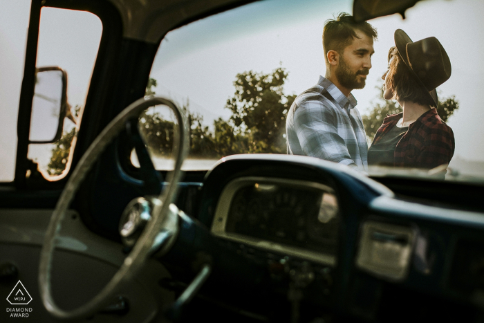 Mersin / Turkey Engagement Pre Wedding Shoot - Un portrait du couple à travers la fenêtre de la voiture