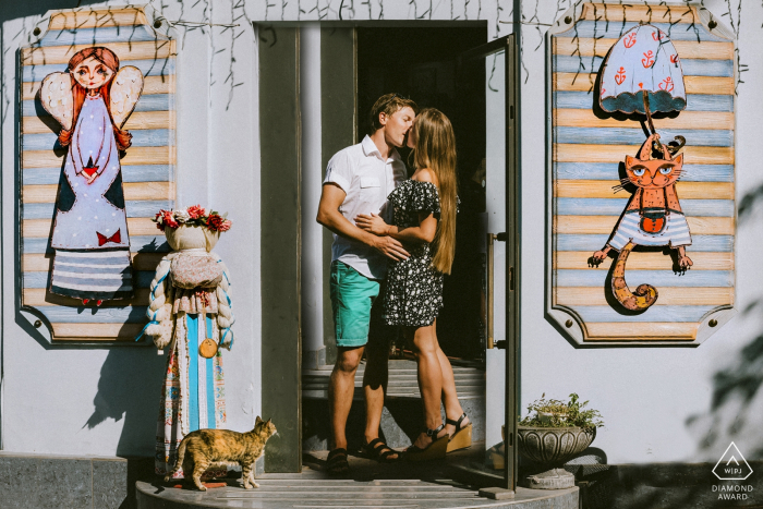 Photographe de mariage et de fiançailles à Odessa / Ukraine: portrait de couple et un chat devant une boutique de cadeaux