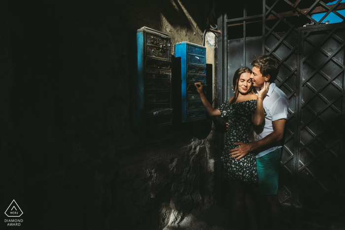 Retrato de pareja frente a la casilla de correo de un edificio - Foto de compromiso de Odessa, Ucrania