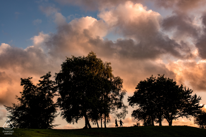 Heaton Park, Manchester. UK - Servizio fotografico di fidanzamento con silhouette al tramonto nel parco