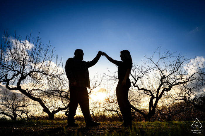 Retratos de casal Giamarese Farm - dançando ao pôr do sol