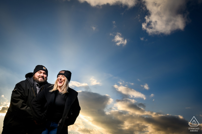 Fotografia de casamento e noivado na fazenda Giamarese - casal se aquecendo ao sol de inverno