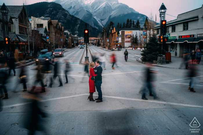 Banff, AB, Canada ritratti di fidanzamento con una coppia invisibile nelle strade con persone sfocate e commoventi