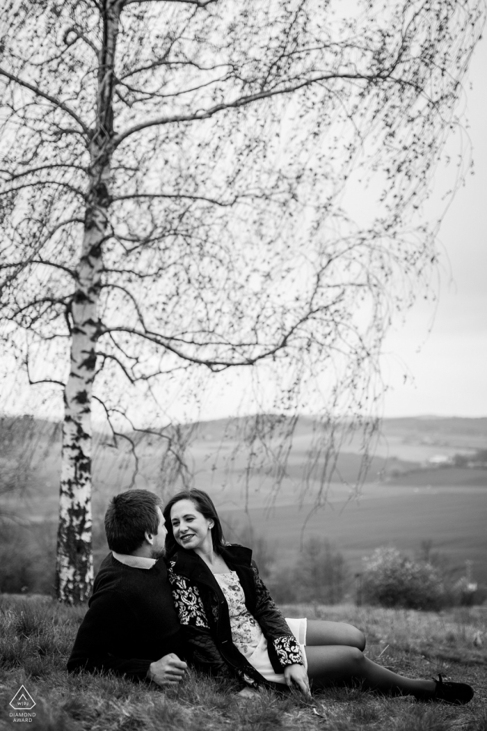 Retrato de casal Brno sob a árvore de vidoeiro para retrato de noivado