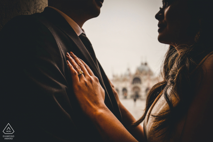 Veneto Venice	pre-wedding shooting - Intimate lovers picture with engagement ring