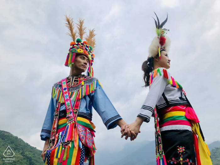 Disparar antes de la boda en Hualien, Taiwán, de una pareja con ropa tradicional.