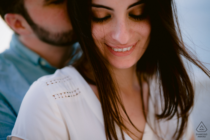 Sessão de Noivado Tropea - Foto de Casal com um Beijo ao Vento