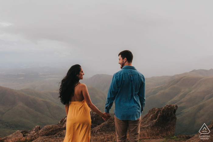 Belo Horizonte, Brésil pré-mariage portrait d'un couple avec vue sur les montagnes et les vallées.