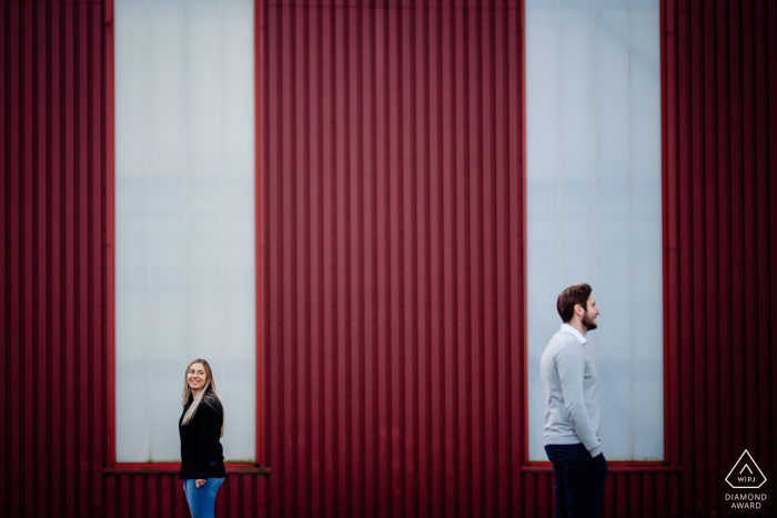 Rotterdam Loveshoot avec un fond urbain et industriel en rouge et blanc