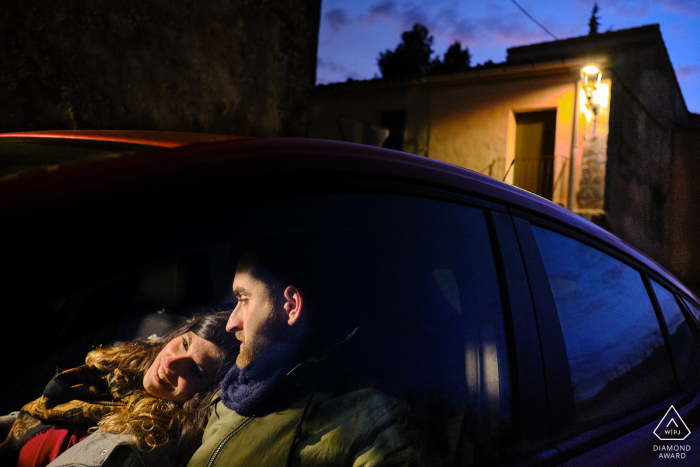 Alcoy, Sarga foto antes de la boda | Una pareja está sentada en un auto al anochecer