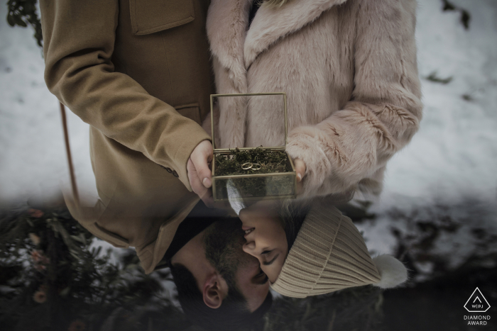 Foto pre-matrimonio di Manisa, in Turchia, usando l'anello di fidanzamento e la riflessione